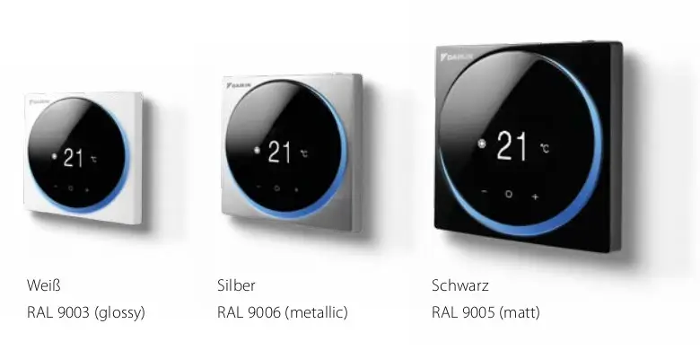 Daikin Steuergerät in drei Farben: Weiß (glänzend), Silber (metallisch) und Schwarz (matt). Anzeige zeigt eine Temperatur von 21 °C an.